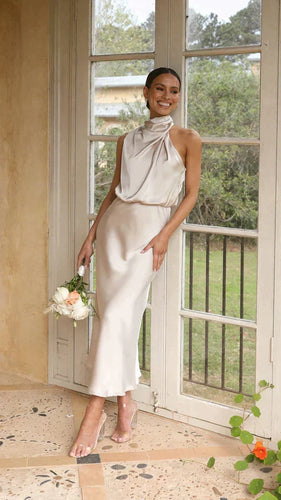 W&W Mode | Elegantes Brautjungfernkleid Mit Langem Neckholder Aus Satin