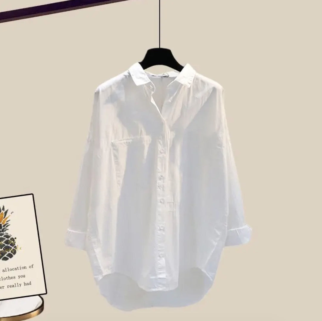 Weißes Langarmshirt mit Kragen und Knöpfen