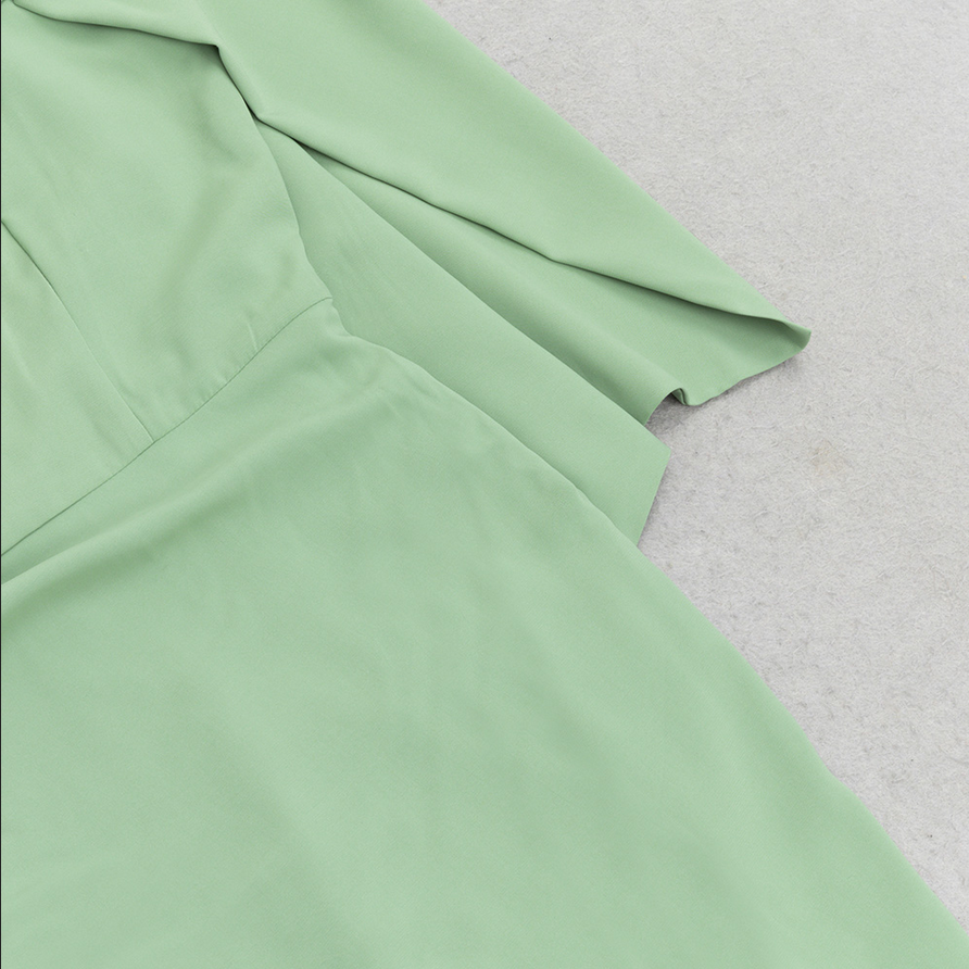 Asymmetrisches, figurbetontes Midikleid mit Drapierungsdetail | Grün