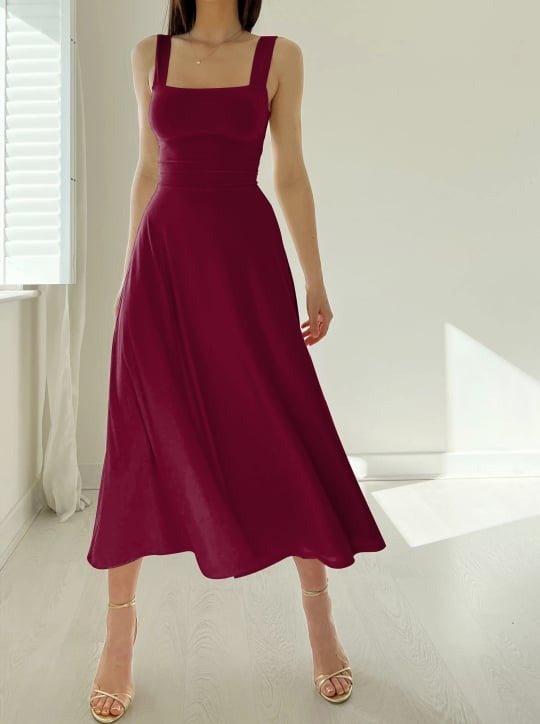Frau im Weinrot Kleid mit breiten Trägern
