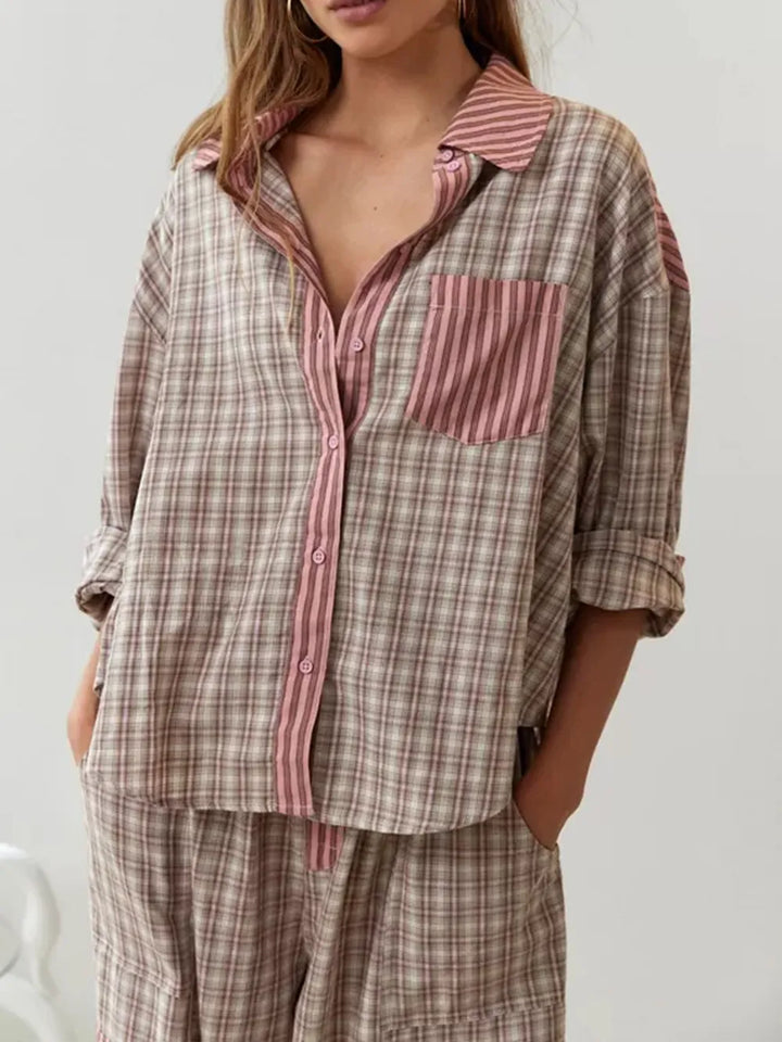 Eine Frau trägt ein 2-teiliges braunes, lässiges Pyjama-Set mit Karomuster