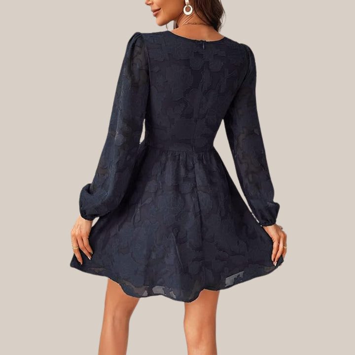 W&W Mode | Schickes Langarmkleid mit tiefem V-Ausschnitt