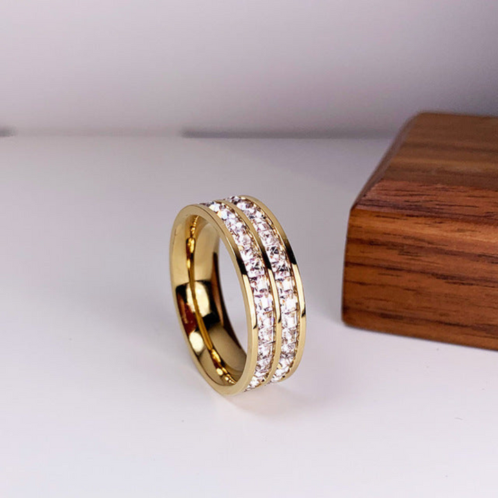 W&W Mode | Eleganter Eingelegter Zirkonia Ring Gold