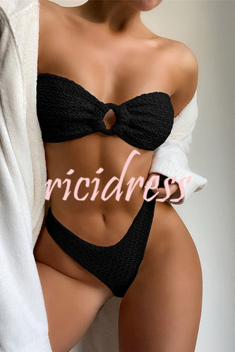 Figurbetonter Bandeau-Bikini mit Ringausschnitt