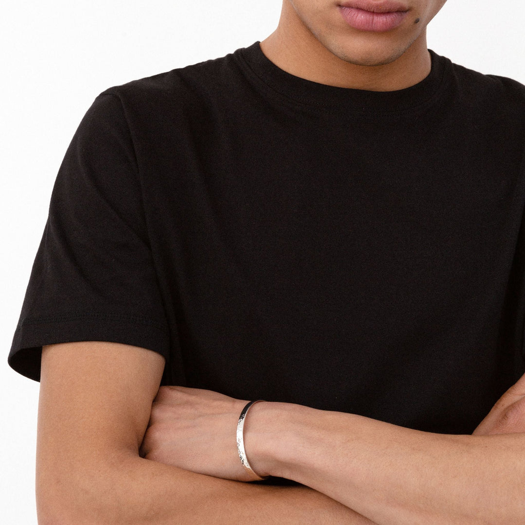 W&W Mode | Schlankes Silberarmband Mit Gehämmertem Muster Für Herren