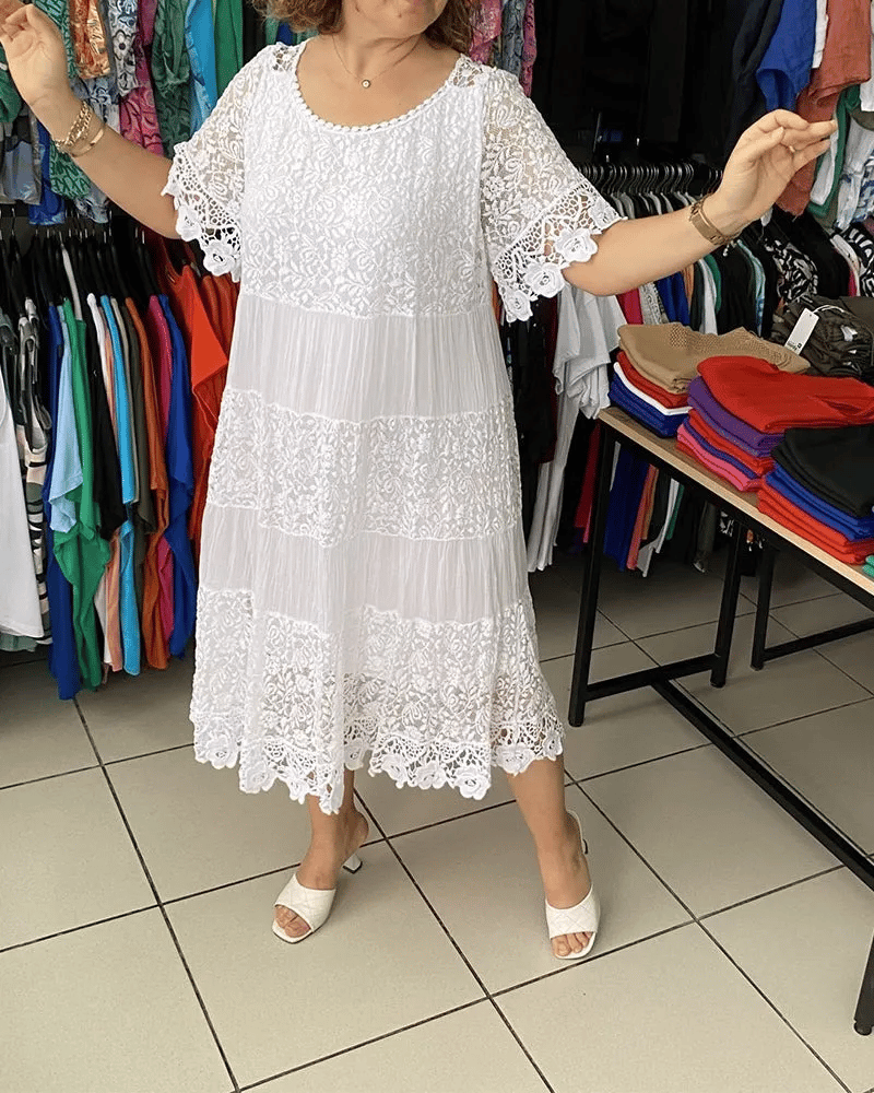Damenkleid mit feiner Spitzenverzierung