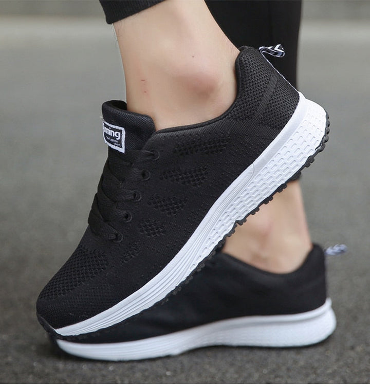Frau trägt schwarze Laufschuhe