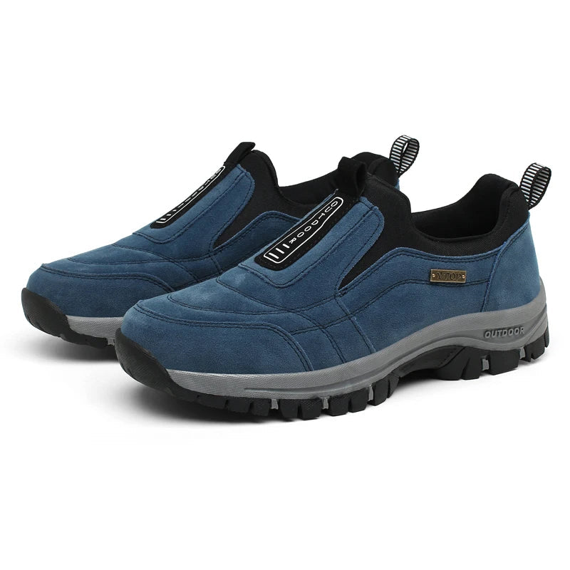Ein Paar blaue orthopädische Schuhe auf weißem Hintergrund