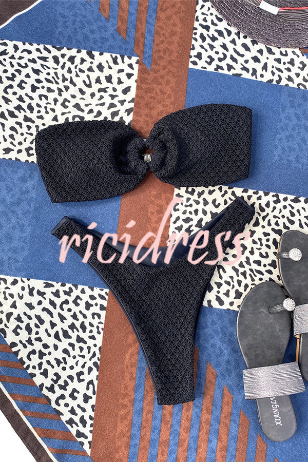 Figurbetonter Bandeau-Bikini mit Ringausschnitt