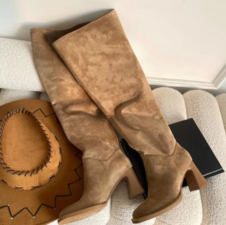 – Stiefel mit hohen Absätzen