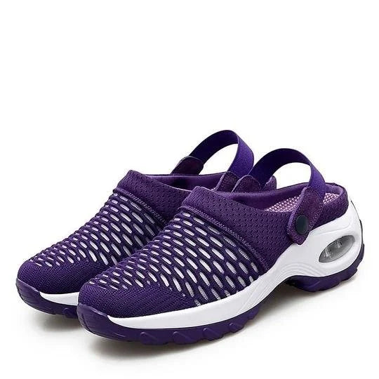 Lila Orthopädische Luftkissen Schuhe auf weißem Hintergrund