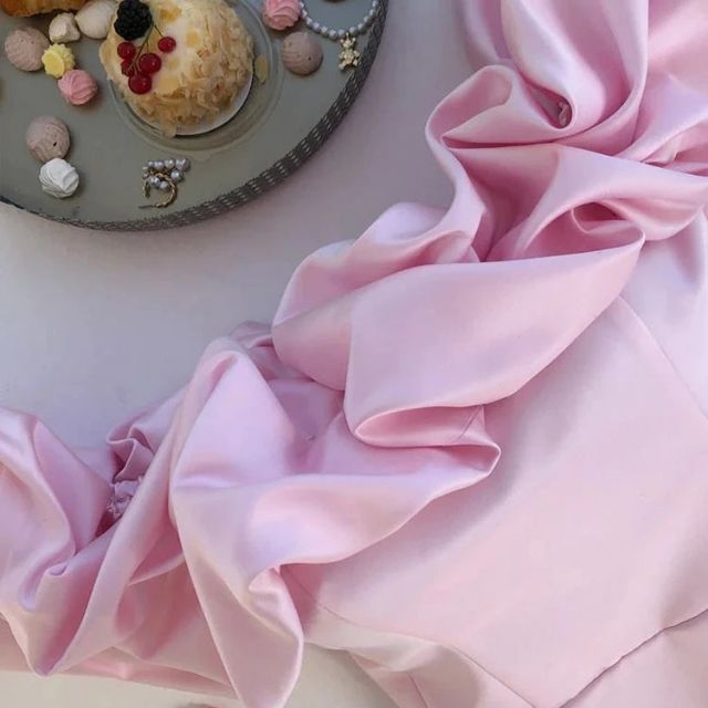W&W Mode | Schulterfreies Cocktailkleid mit Rüschendetail