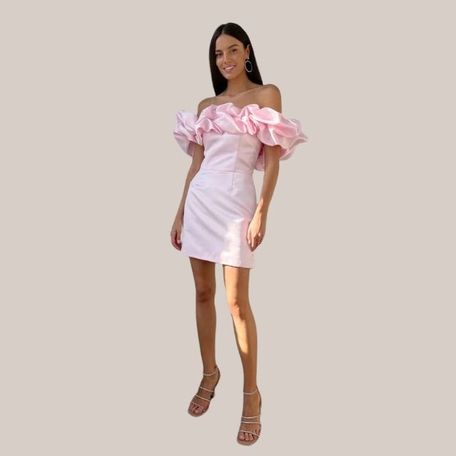 W&W Mode | Schulterfreies Cocktailkleid mit Rüschendetail