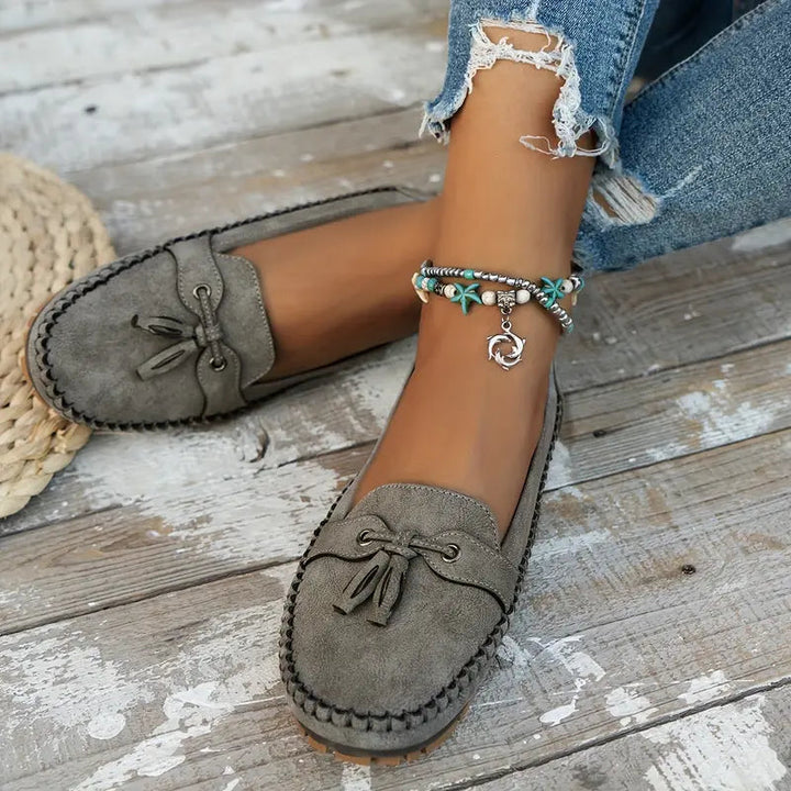 W&W Mode | Klassische Wildleder Slipper mit Quastendetail für Damen