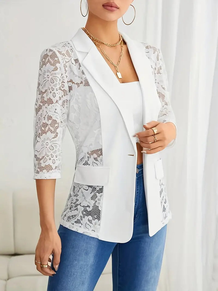 mit Spitze und kontrastierender offener Front