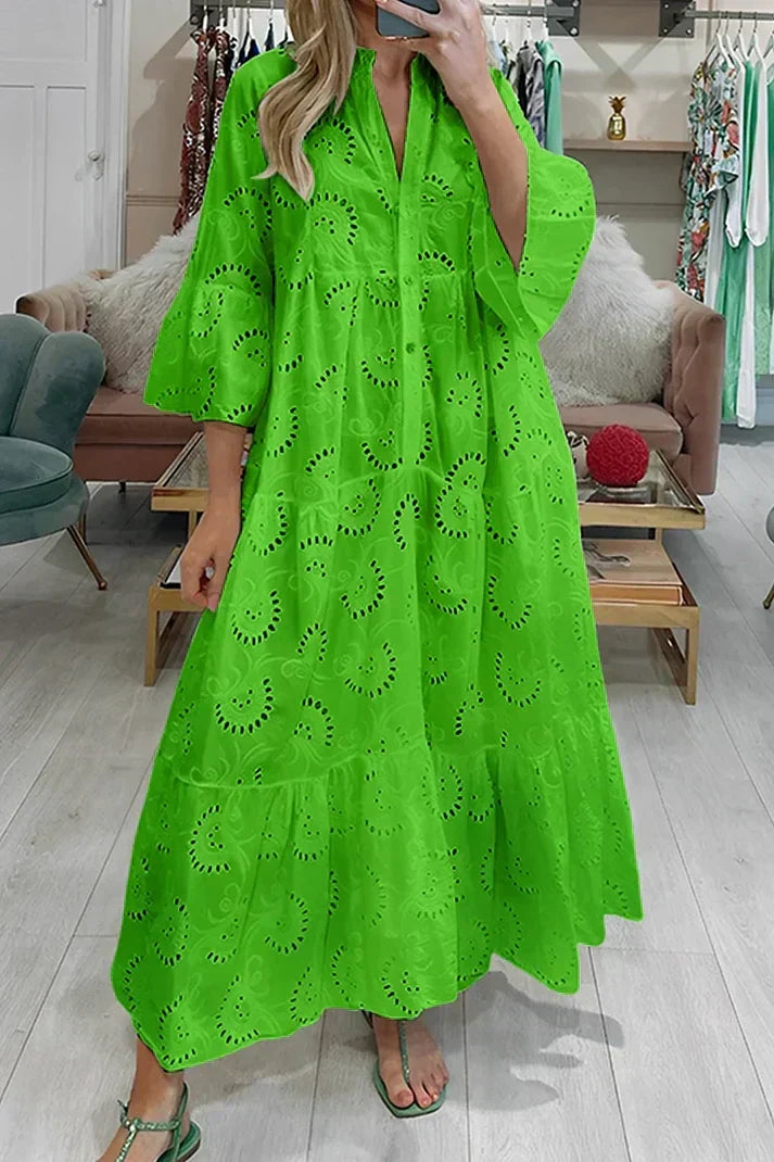 Damenkleid mit bestickten Ösen