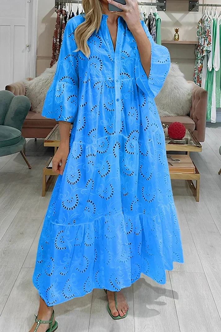 Damenkleid mit bestickten Ösen