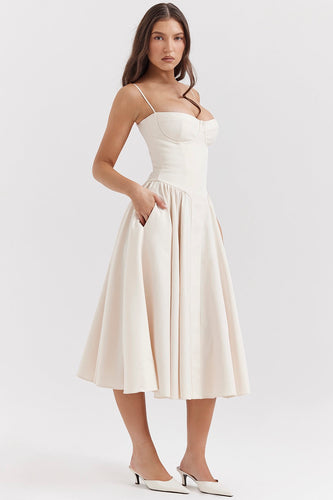 W&W Mode | Taillenformendes Sommerkleid