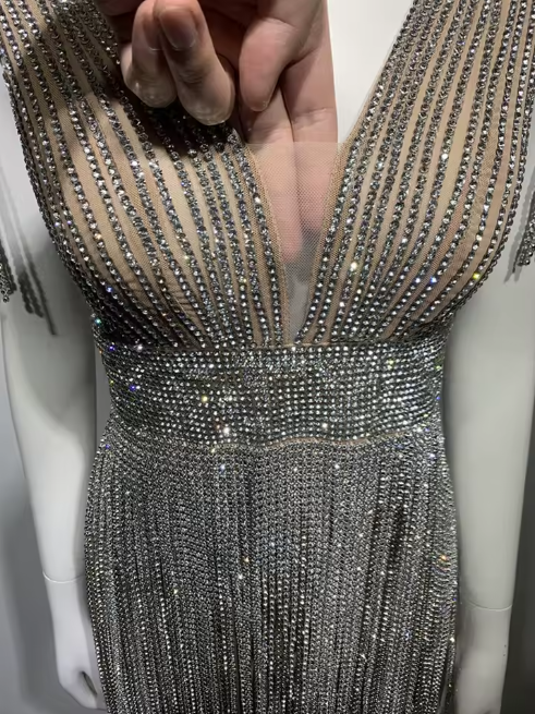 Elegantes Kleid mit Cut-out-Details und figurbetontem Schnitt