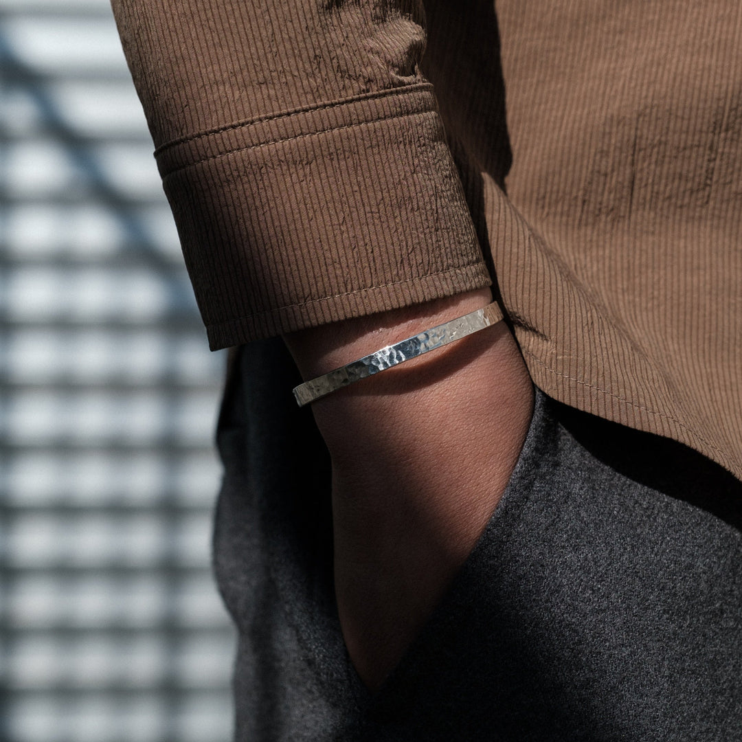 W&W Mode | Schlankes Silberarmband Mit Gehämmertem Muster Für Herren