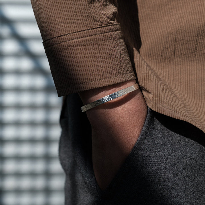 W&W Mode | Schlankes Silberarmband Mit Gehämmertem Muster Für Herren