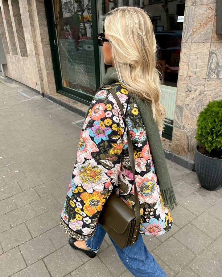Frau Geht Auf Der Straße Und Trägt Eine Jacke Mit Blumenprint