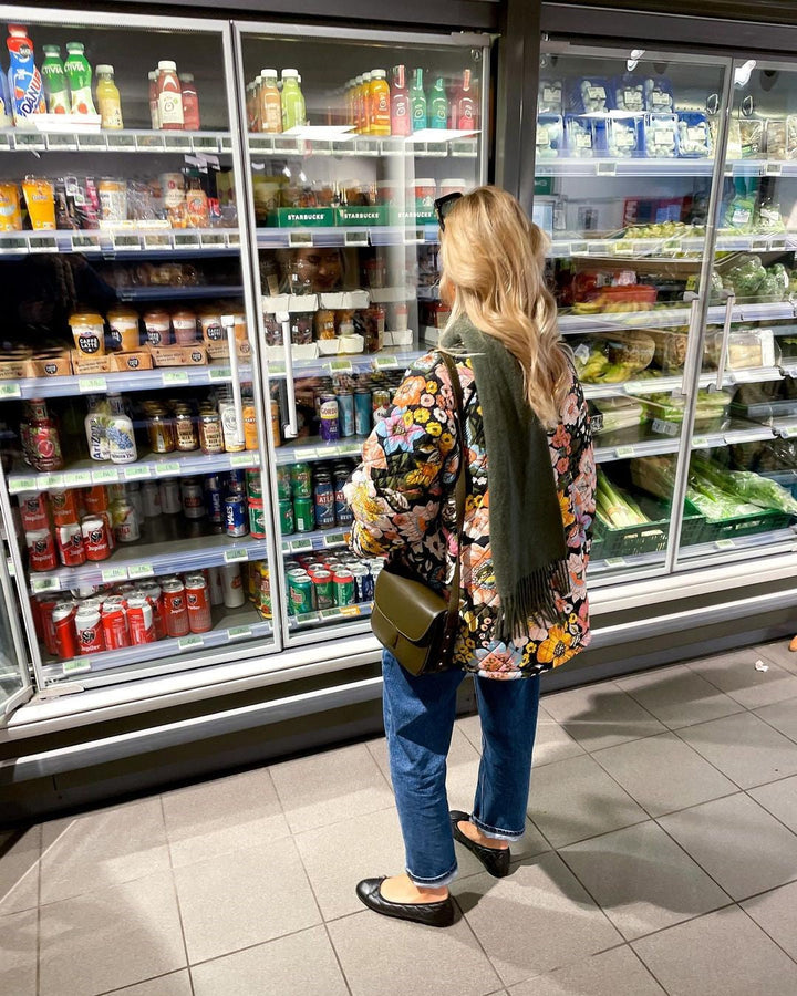 Frau Trägt Jacke Mit Blumenprint Im Lebensmittelgeschäft