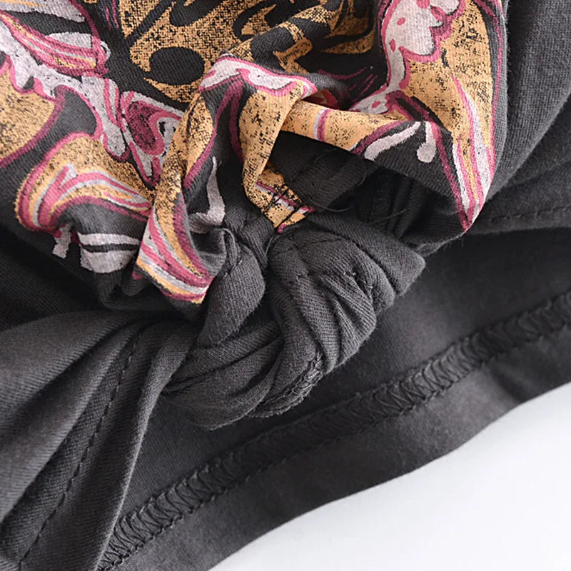 Crop-T-Shirt aus Baumwolle mit grafischem Design und Knopfdetail