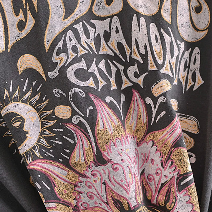 Crop-T-Shirt aus Baumwolle mit grafischem Design und Knopfdetail
