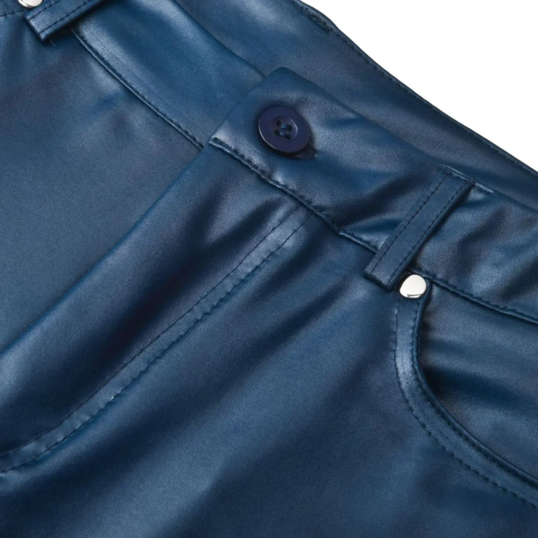 Nahaufnahme, die die Rückseite einer Röhrenjeans aus Leder zeigt