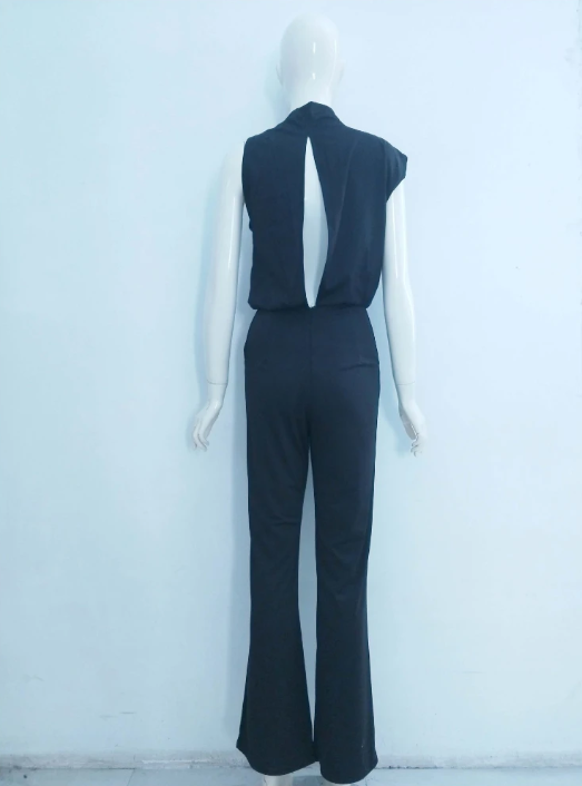 Rückansicht eines stylischen jumpsuits für damen