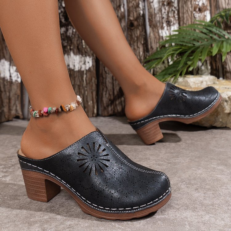 Damen Clogs aus Kunstleder mit perforiertem Obermaterial und stabilem Absatz