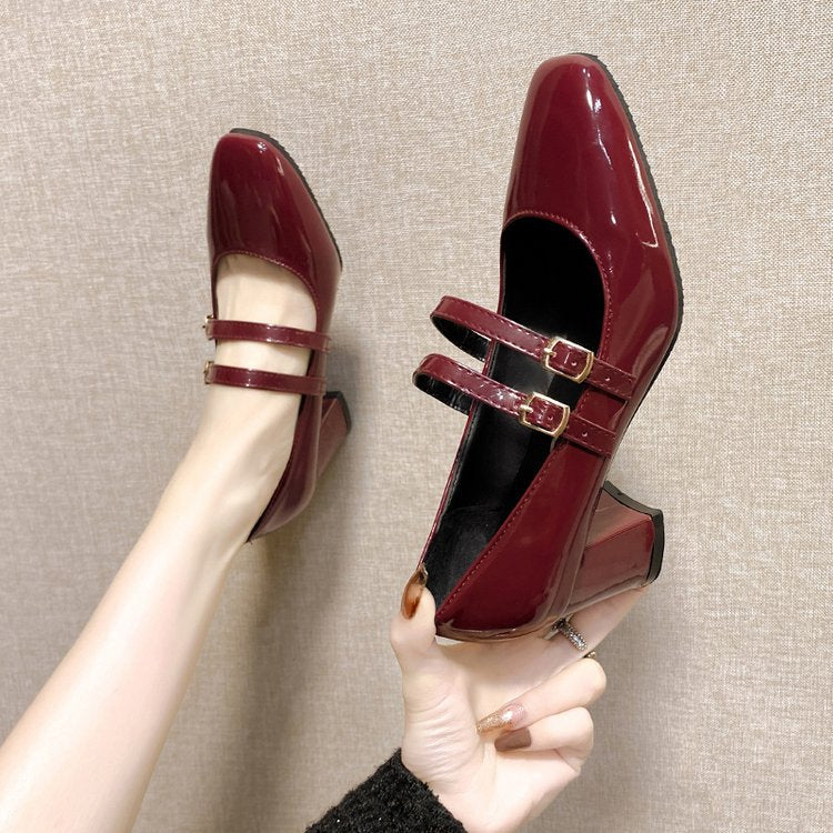 Damen Elegante Mary Jane Pumps mit dekorativen Riemchen und hochglänzendem Finish W&W Mode