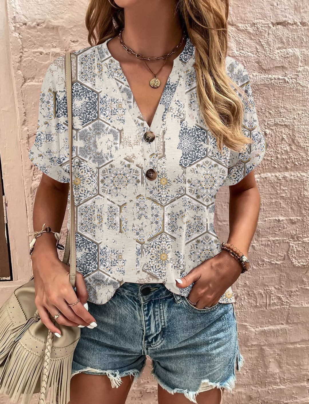 Damen Kurzarm Bluse mit dekorativem Musterdruck und knöpfbarem Ausschnitt W&W Mode