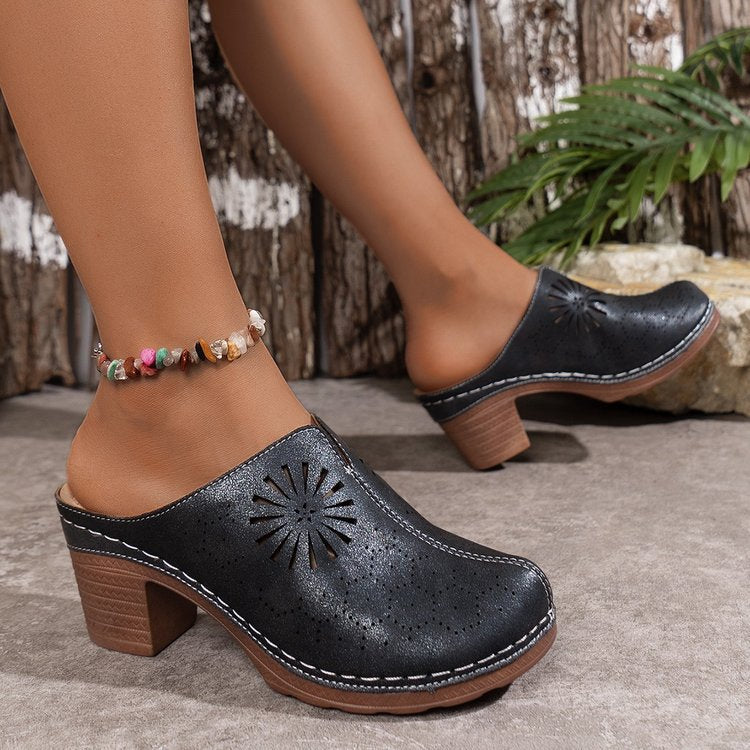 Damen Clogs aus Kunstleder mit perforiertem Obermaterial und stabilem Absatz
