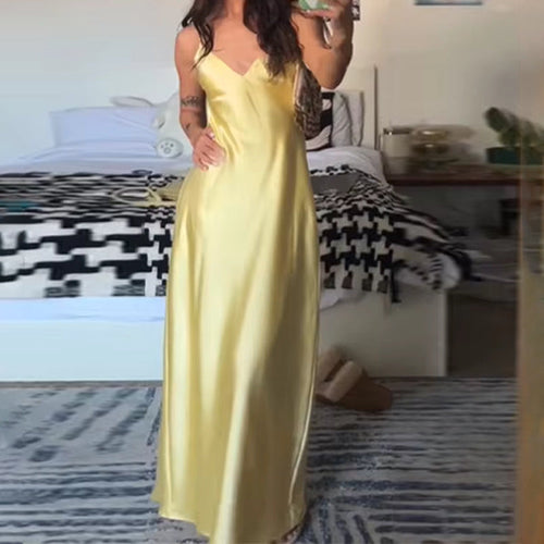 Damen Elegantes Maxikleid aus seidig glänzendem Material W&W Mode