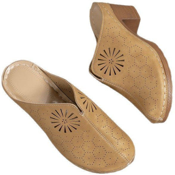 Damen Clogs aus Kunstleder mit perforiertem Obermaterial und stabilem Absatz