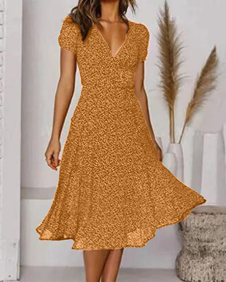 W&W Mode | Kurzarm, gemustertes Chiffon-Kleid mit V-Ausschnitt