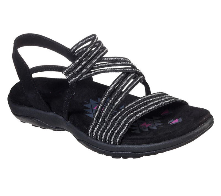 Nahaufnahme von schwarzen orthopädischen Sandalen mit überkreuzten Riemen