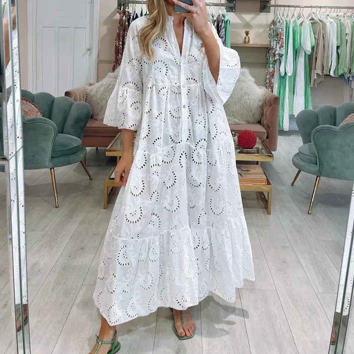 Damenkleid mit bestickten Ösen