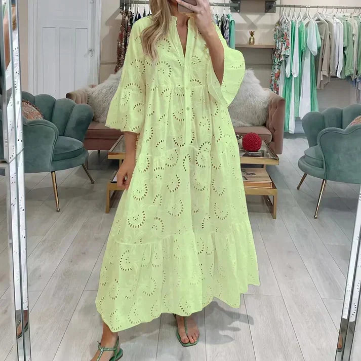 Damenkleid mit bestickten Ösen