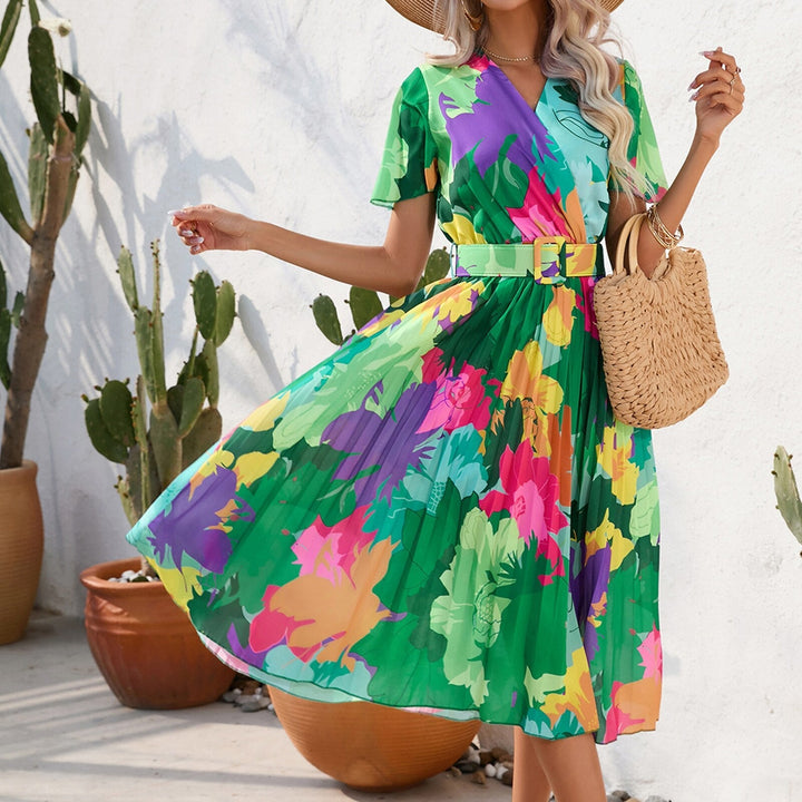 Plisseekleid mit Blumenmuster und Gürtel | Stilvolle Wickeloptik und kurze Ärmel