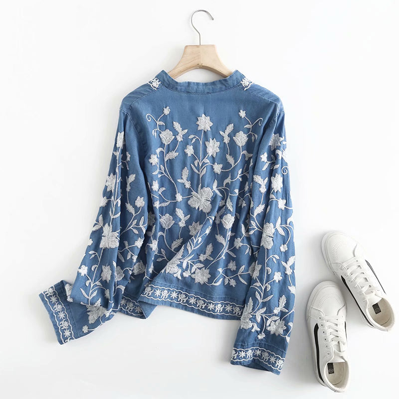 Damen-Bluse mit Blumenstickerei und durchgehender Knopfleiste