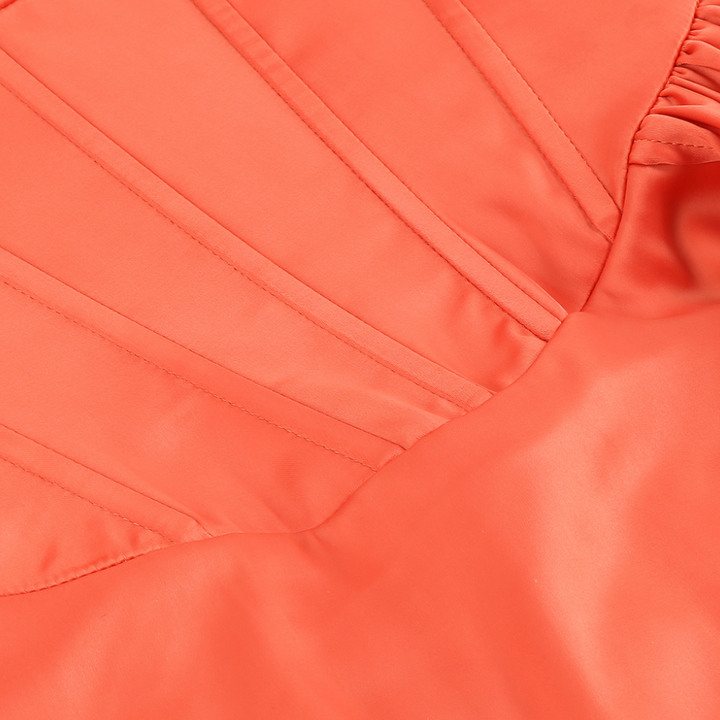 Satin-Minikleid mit seitlicher Schleppe