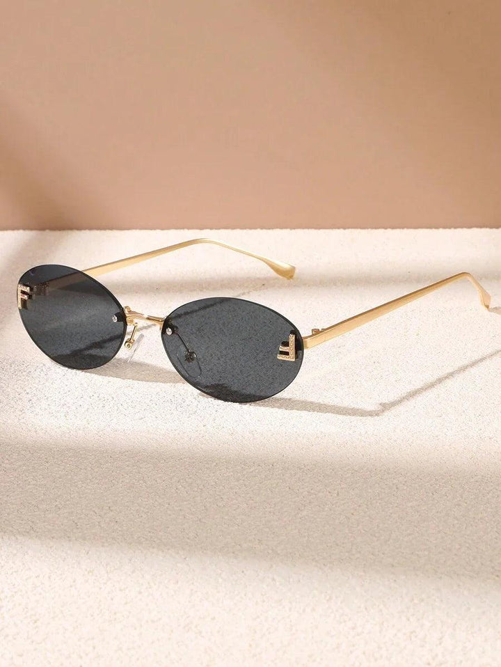 W&W Mode | Ovale Sonnenbrille Mit Goldenen Akzenten Und Subtilen Steinen