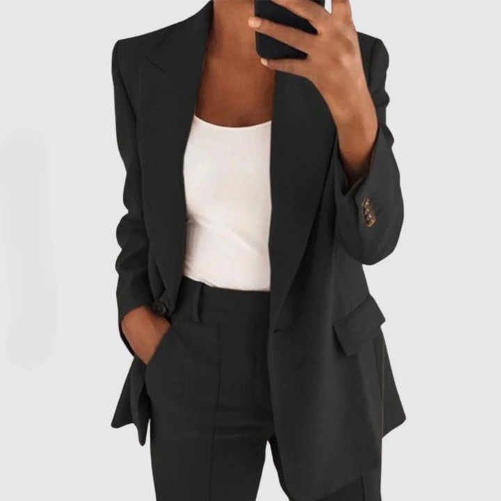 Spiegelbild einer Frau, die ein schwarzes Blazer-Set mit weißem Oberteil trägt