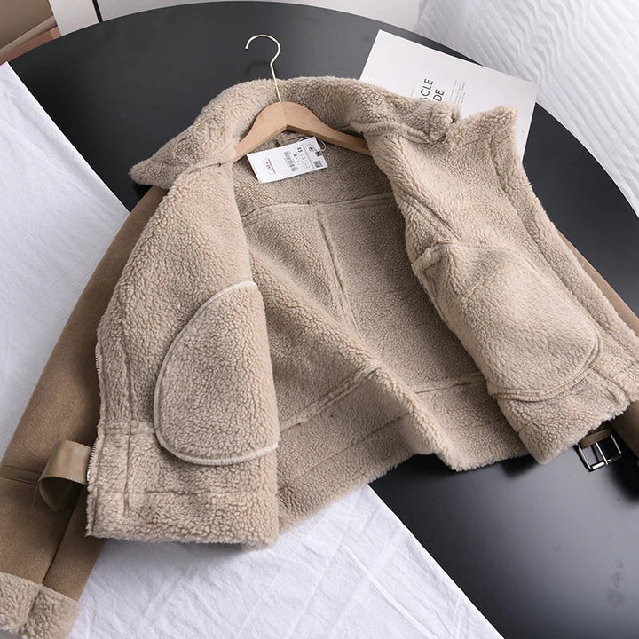 Offene ansicht einer walnuss braun edge lederjacke