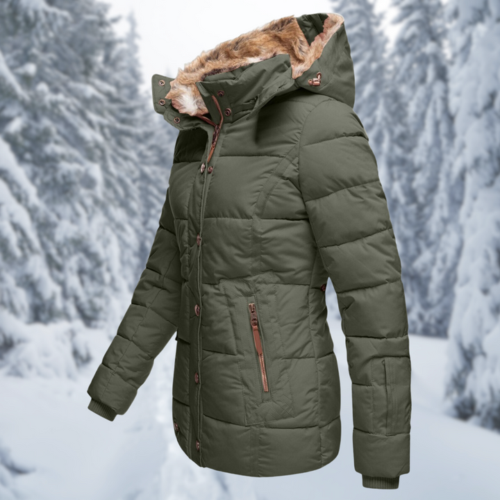 Seitenansicht einer eleganten grün winterjacke vor einem verschneiten hintergrund