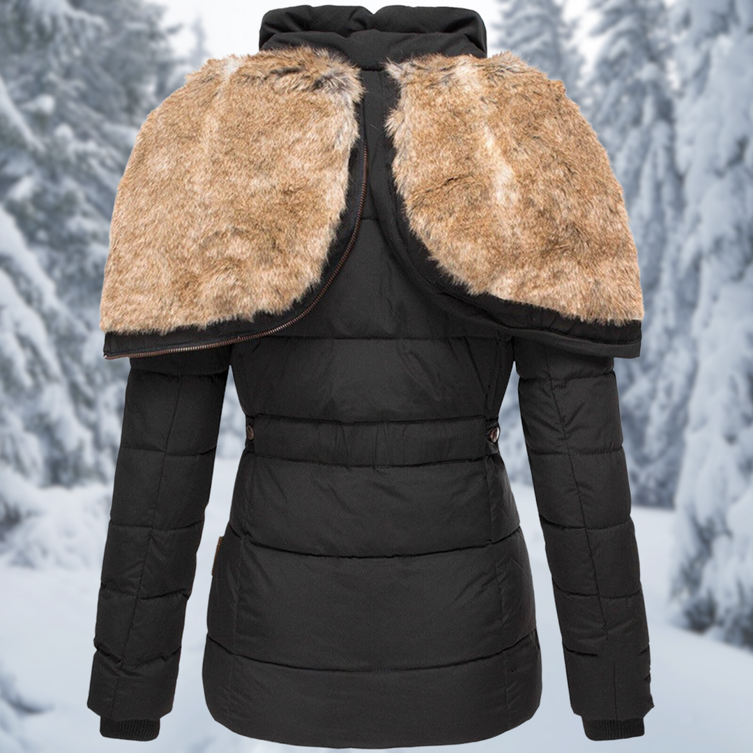 Rückansicht einer elegante schwarz winterjacke mit pelzkragen vor einem verschneiten hintergrund
