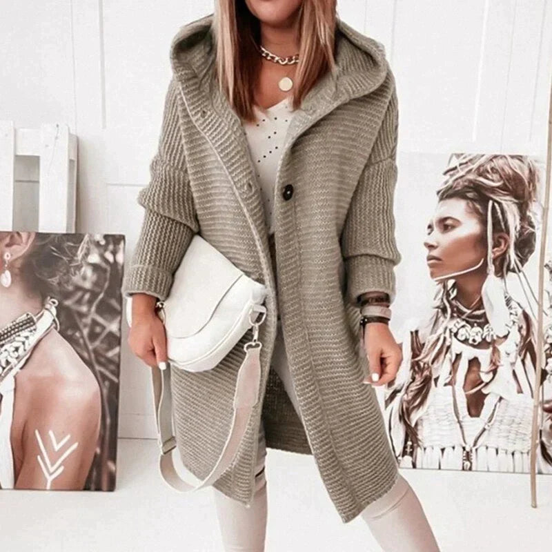 Lange, beige Strickjacke mit Kapuze und zwei schwarzen Knöpfen